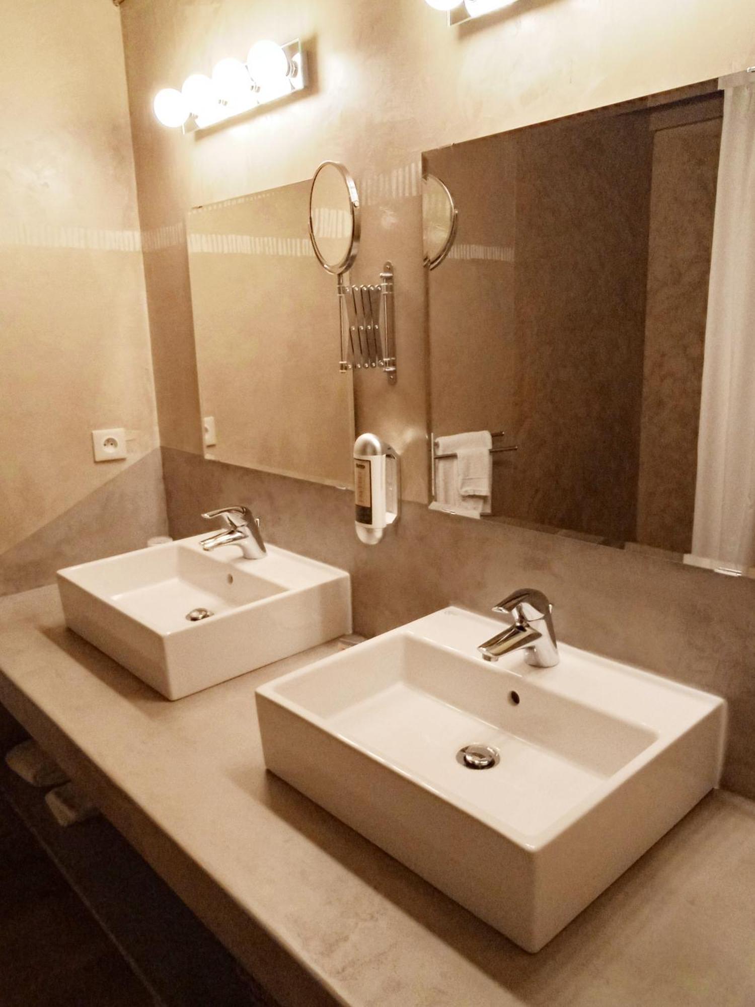Des Lits Sur La Place Herepian Ngoại thất bức ảnh